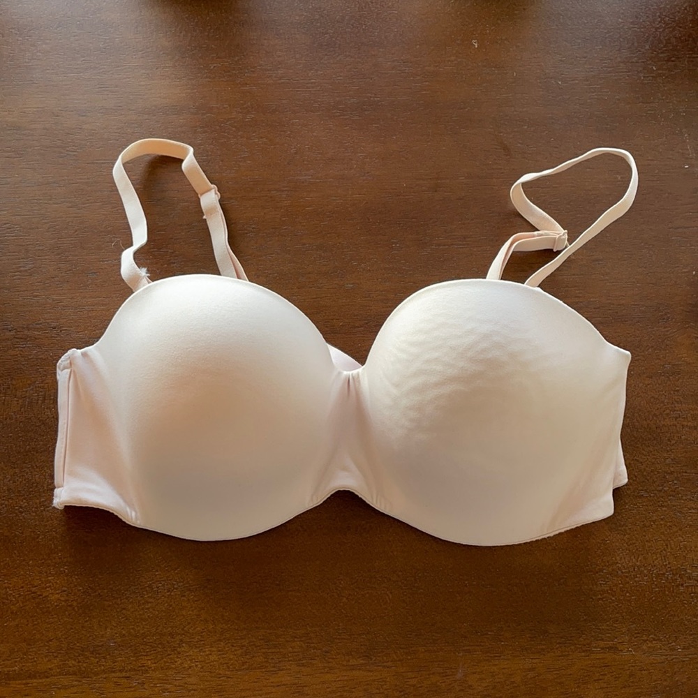 34C light pink Victoria’s Secret bra- like new !!
